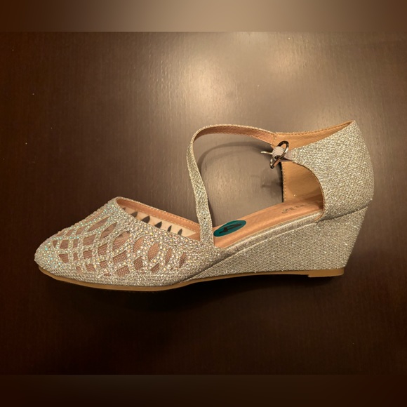 Almost new girl’s silver glitter sandals with heel (kids size 4) - Picture 1 of 4